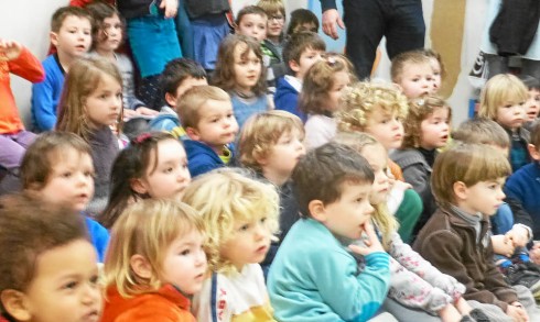 A l'école Diwan de Kerfeunteun, à Kermoguer lundi matin, les "petits" de classe de maternelle ont été les spectateurs attentifs de leurs aînés, devenus acteurs.